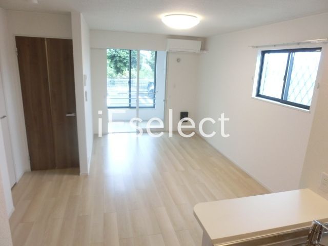 居室・リビング　2面採光で明るいリビングです