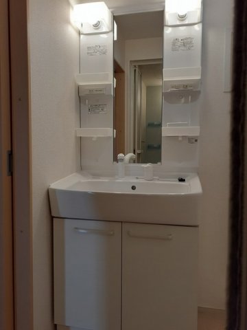 洗面設備　明るい洗面所です