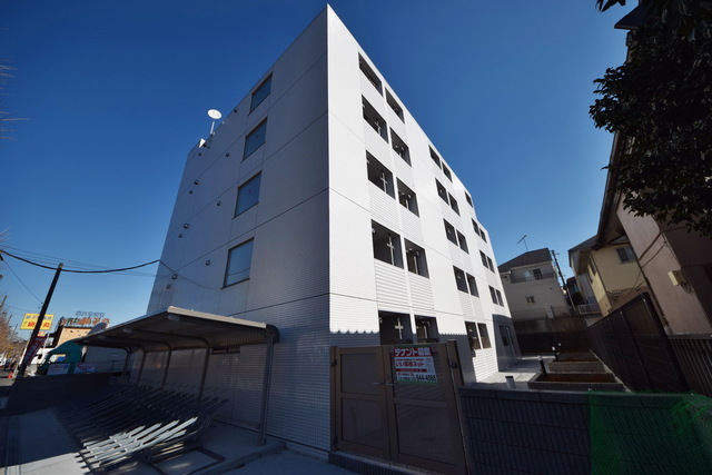 建物外観　～青い空、白い雲～