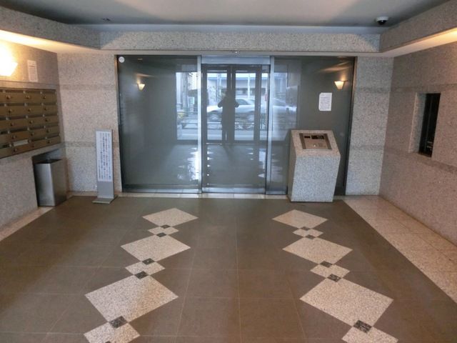 セキュリティ　清掃の行き届いたエントランスホール内