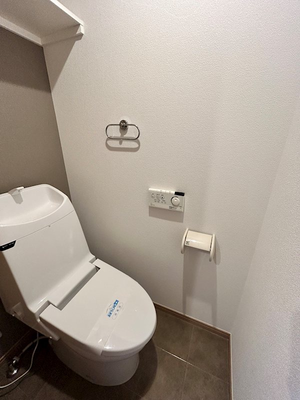 トイレ　温水洗浄便座付き！