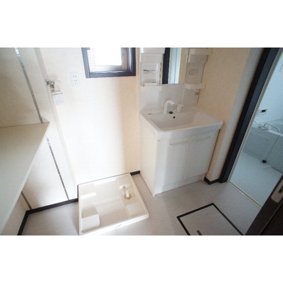 洗面設備　シャンプードレッサー、室内洗濯機置き場あり