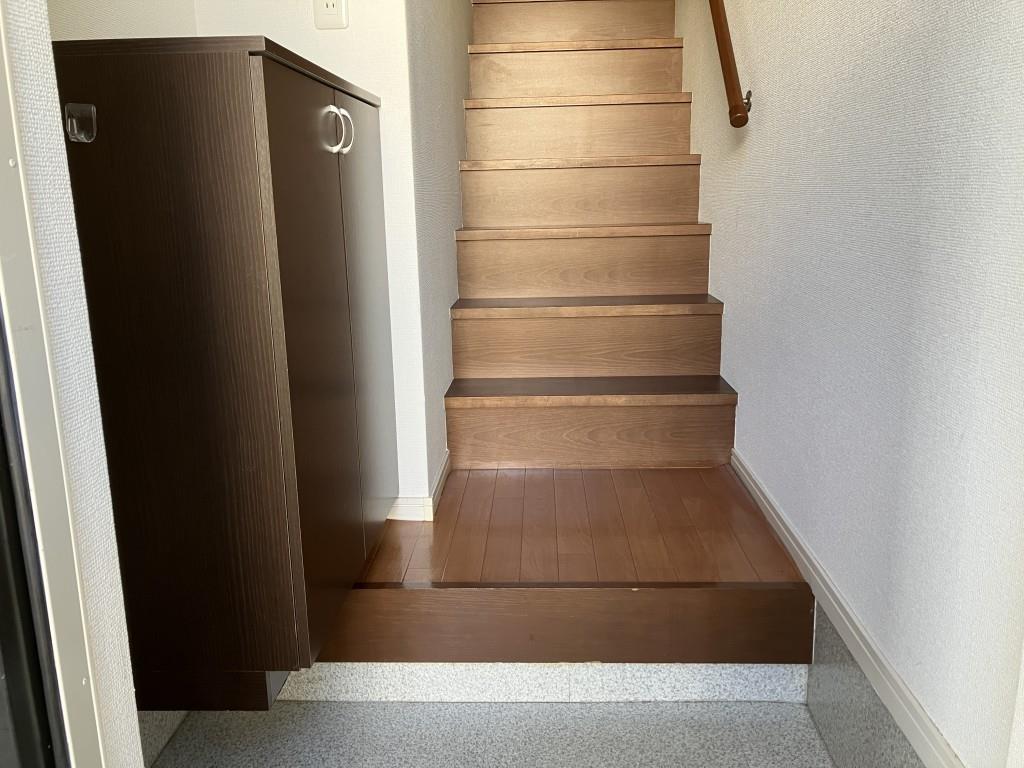 玄関　※写真は同物件同タイプ別室のものです