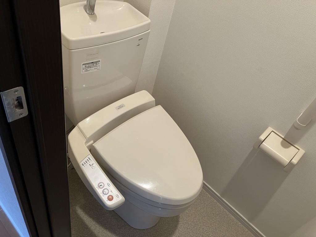 トイレ　※写真は同物件反転タイプ別室のものです