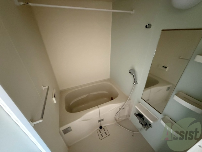 バス・シャワールーム　浴室は追い焚き機能、浴室乾燥機付きで快適です。