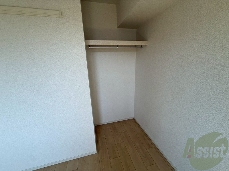 収納　洋室はオープンクローゼットです。荷物はこちらにどうぞ。