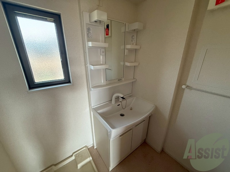 洗面設備　洗面台はシャワー付きなので朝の準備が楽ちんです