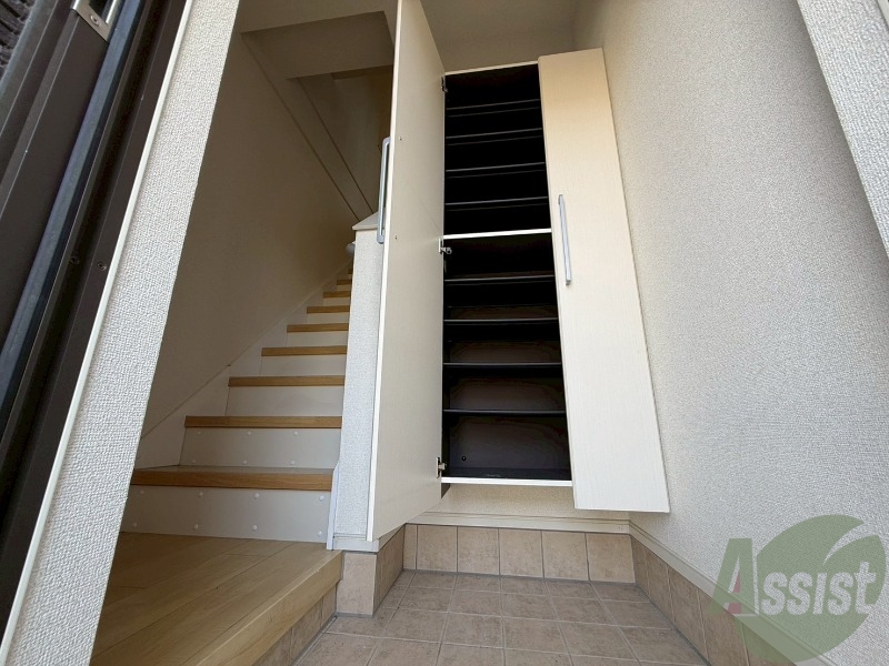 玄関　玄関からの様子です。階段を３階まで上がっていただきます。