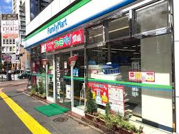 コンビニ　ファミリーマート四谷四丁目店（コンビニ）まで104m