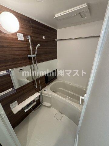 バス・シャワールーム　奇数階は白基調