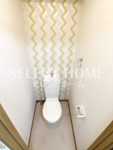 トイレ　落ち着いた色調のトイレです