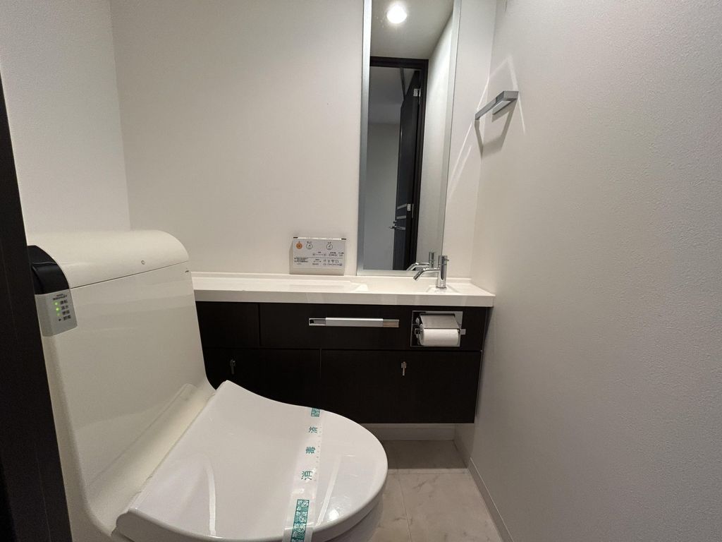 トイレ　トイレには手洗い器あり