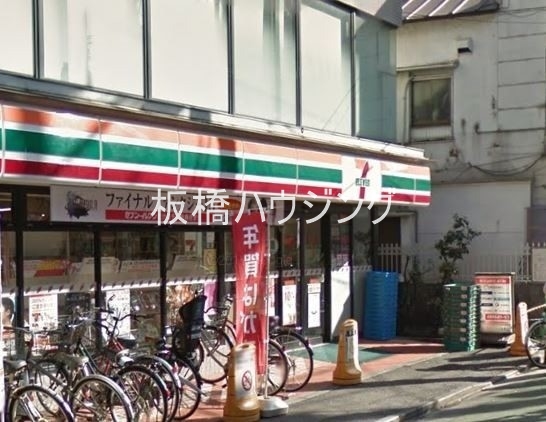 コンビニ　セブンイレブン板橋本町駅東店（コンビニ）まで65m