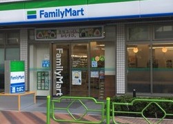 コンビニ　ファミリーマート（コンビニ）まで110m