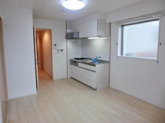 キッチン　角部屋２面採光の明るいお部屋