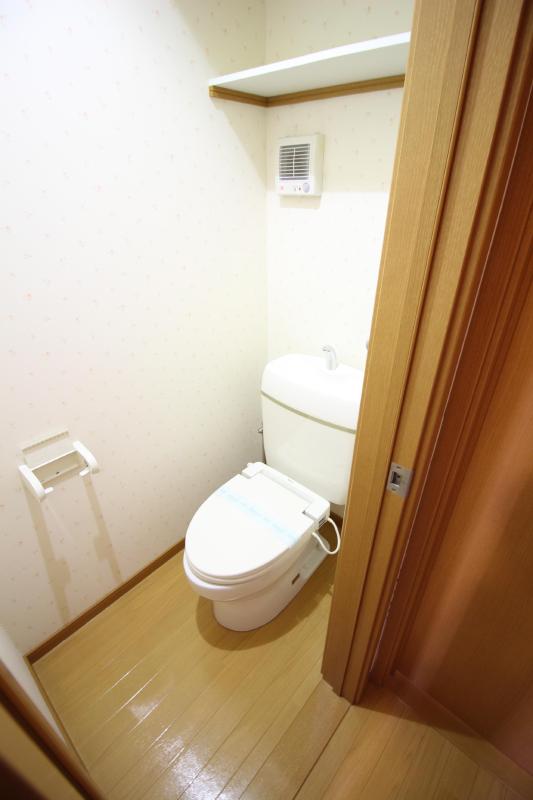 トイレ　上部に棚もついています。