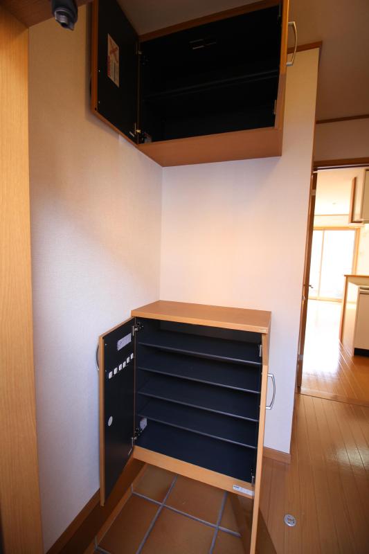 玄関　沢山収納できるシューズＢＯＸのある玄関。