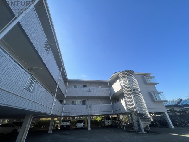 建物外観　敷地内に駐車場があります♪