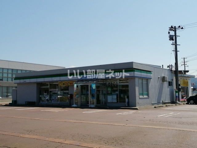 コンビニ　ファミリーマート 横手西店（コンビニ）まで200m