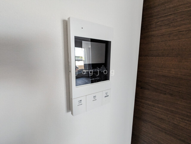 セキュリティ　来訪者の顔が確認できるテレビインターホン付きのお部屋です。