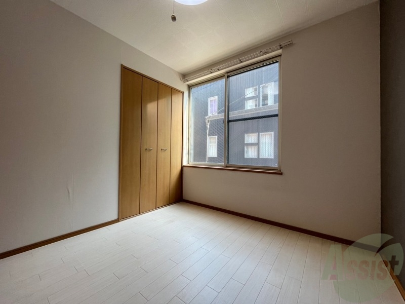 その他部屋・スペース　寝室はこちらです。光が差し込む、温かみのあるお部屋です。