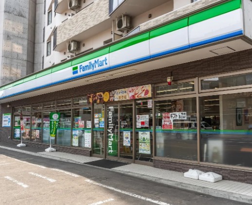 コンビニ　ファミリーマート札幌麻生町5丁目店（コンビニ）まで211m