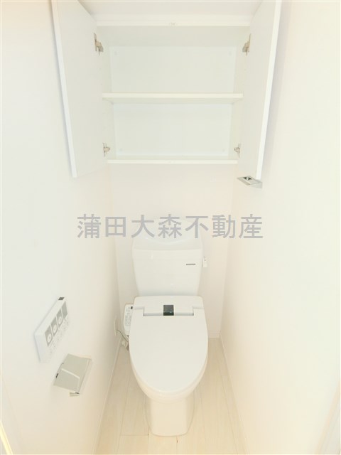 トイレ　棚収納と温水洗浄便座付きのトイレ
