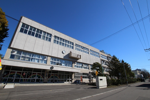小学校　札幌市立幌東小学校（小学校）まで857m