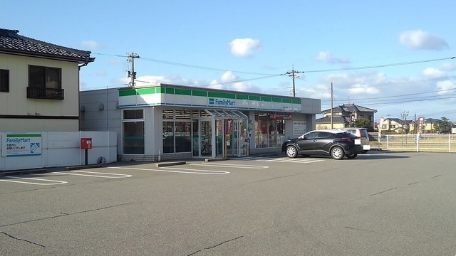 コンビニ　ファミリーマート（コンビニ）まで650m