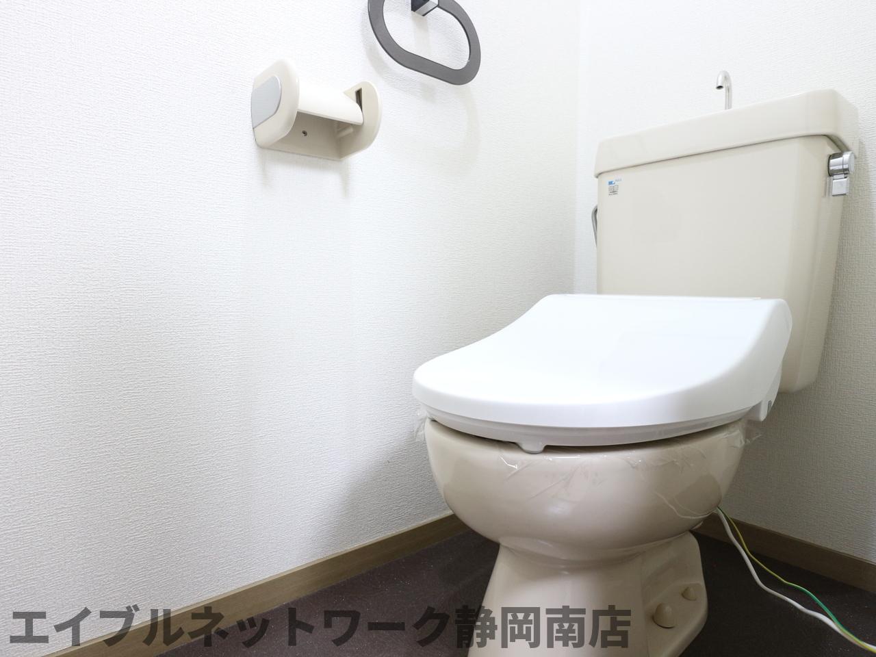 トイレ　落ち着いた色調のトイレです