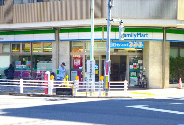 コンビニ　ファミリーマート駒込霜降橋店（コンビニ）まで58m