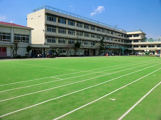 小学校　北区立滝野川第三小学校（小学校）まで577m