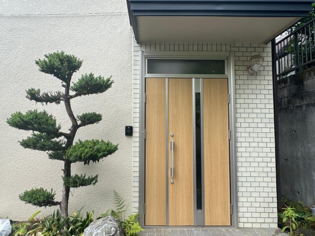 玄関　玄関ドアは新設から4年ほど。軽く開くしセキュリティもばっちり
