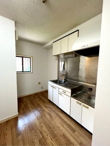 キッチン　キッチン横に冷蔵庫の設置と背面にちょっとした食器棚も置けます