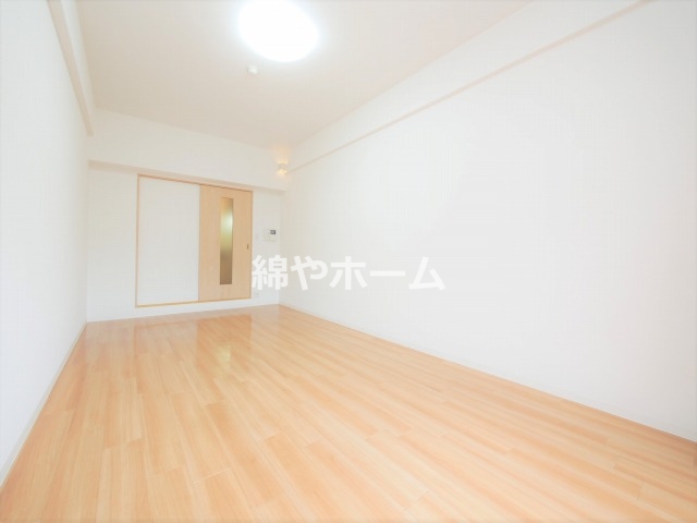 その他部屋・スペース　落ち着いた色調の寝室です