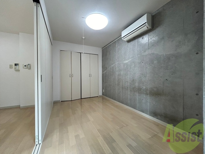 その他部屋・スペース　寝室はこちらです。光が差し込む、温かみのあるお部屋です。