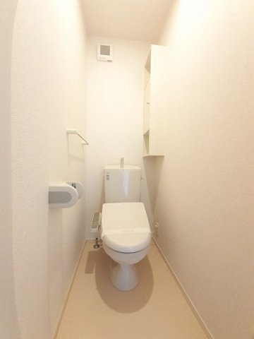トイレ　落ち着いた色調のトイレです