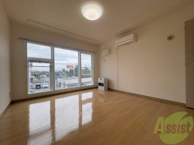 居室・リビング　木目のフローリングは落ち着きのある印象のお部屋になりますね。
