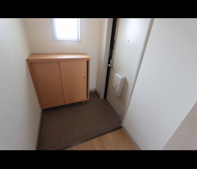 玄関　写真はイメージです。色仕様は現況優先になります。