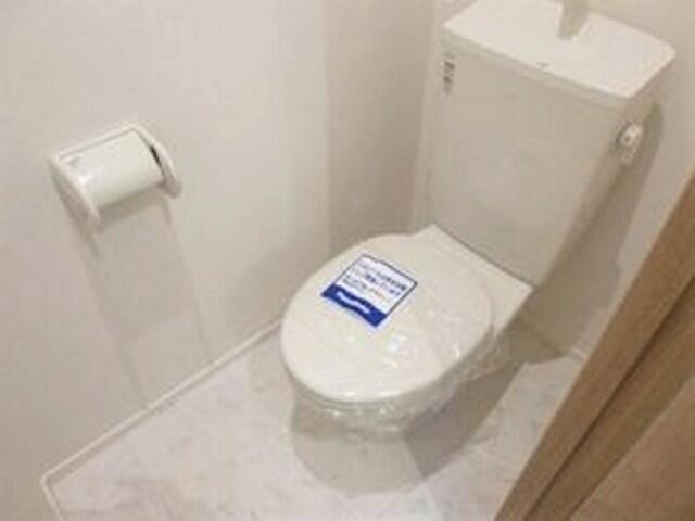 トイレ　落ち着いた色調のトイレです