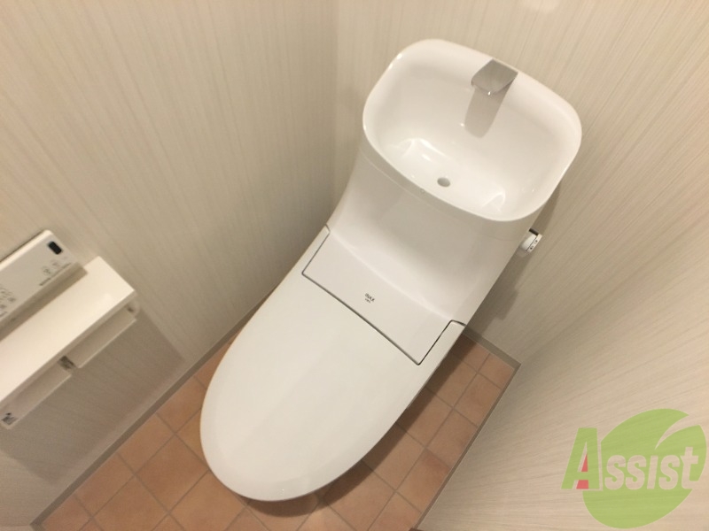 トイレ　温水洗浄付きの便座です。便利で使い勝手がいいですね。