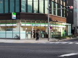 コンビニ　ファミリーマート 小伝馬町鞍掛橋店（コンビニ）まで104m