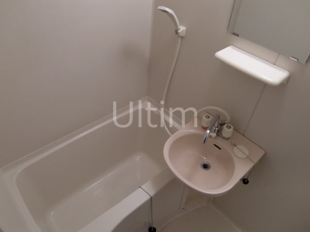 バス・シャワールーム　違うお部屋の写真です。ご参考までに