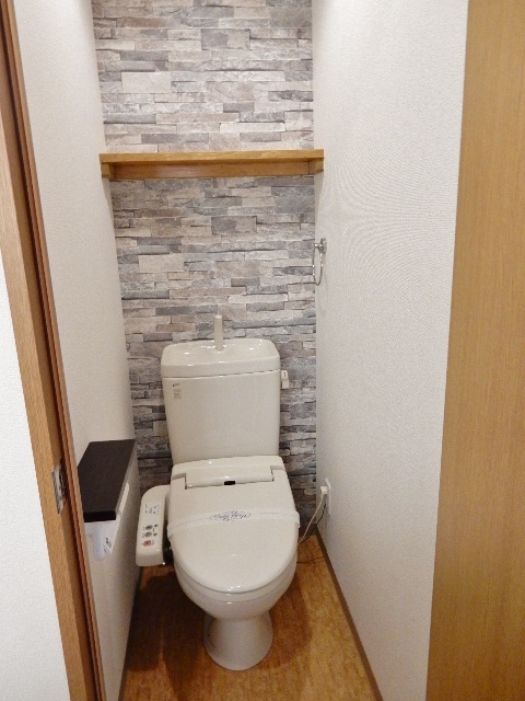 トイレ　収納棚付のトイレです
