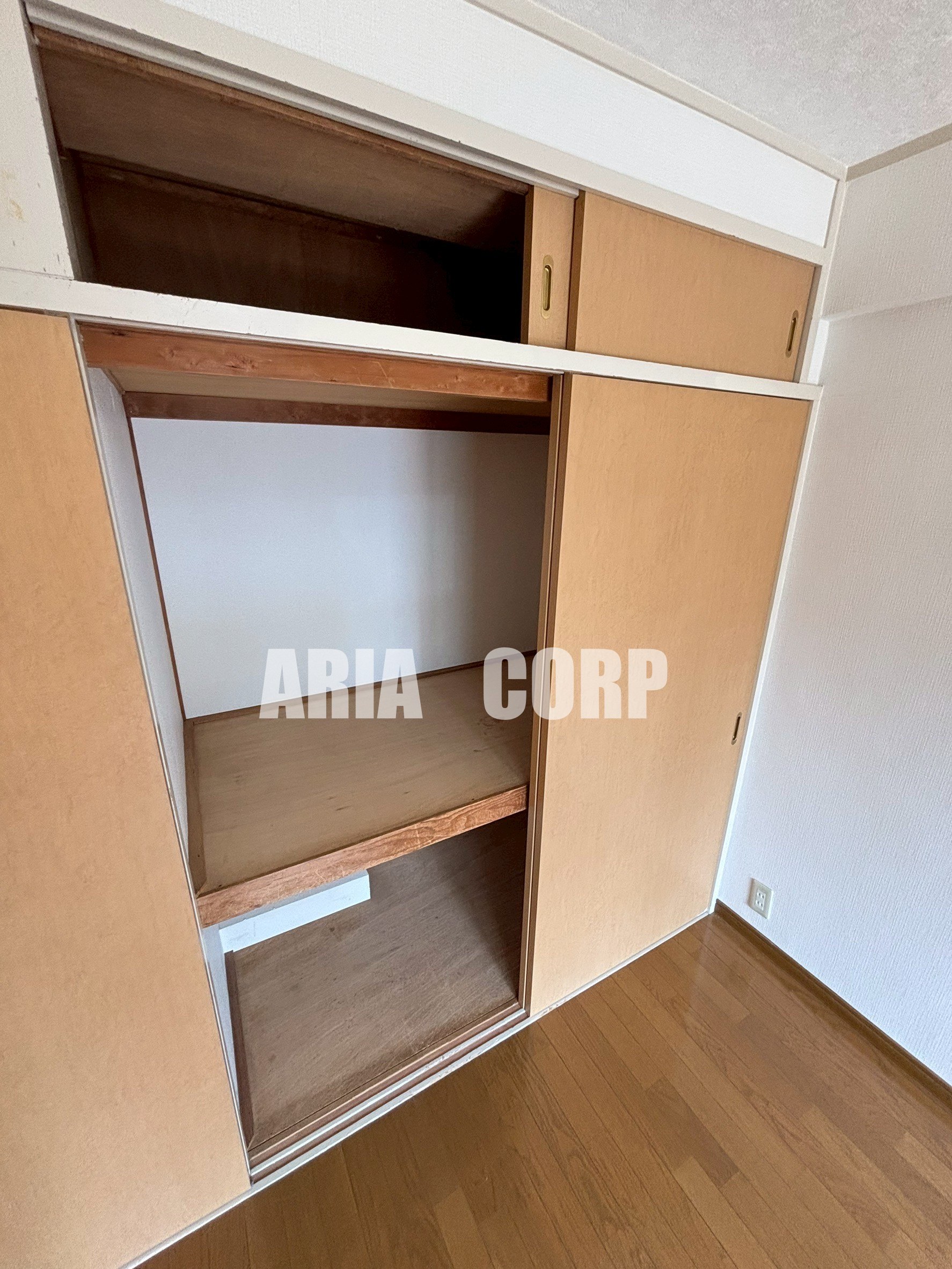 収納　奥行たっぷりある大型収納で収納してください。