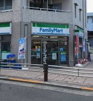 コンビニ　ファミリーマート芦花公園駅南店（コンビニ）まで157m