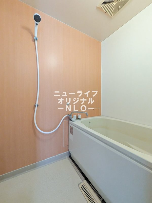 バス・シャワールーム　アクセントパネルがおしゃれな浴室です☆
