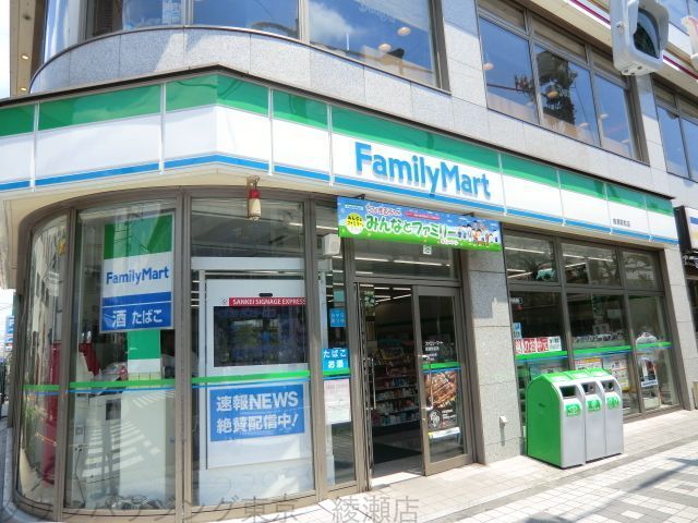 コンビニ　ファミリーマート綾瀬駅前店（コンビニ）まで70m