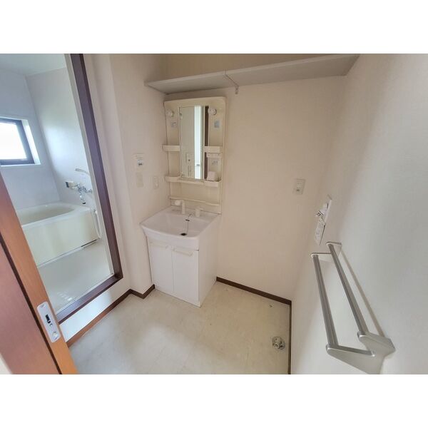 洗面設備　室内写真は別部屋の写真です。