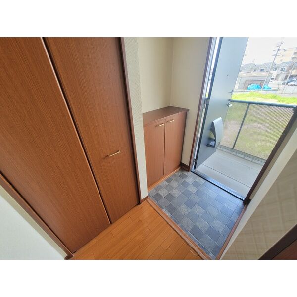 玄関　室内写真は別部屋の写真です。